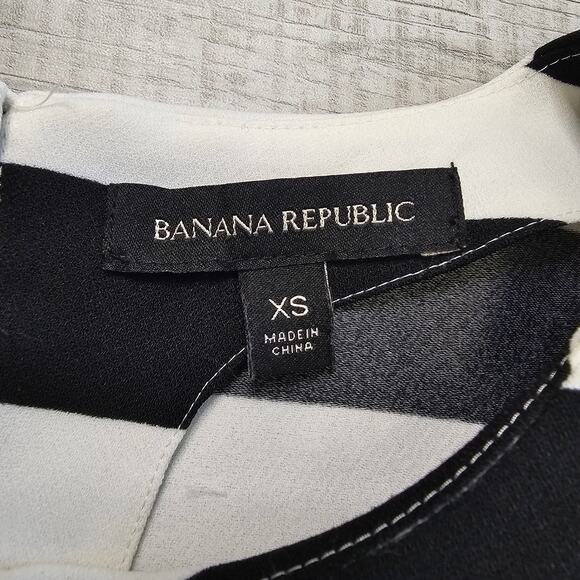 Banana Republic Black White Stripe Crepe Blouse Womens XS Short Sleeve Crew Neck - Picture 5 of 6